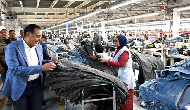 رئيس الوزراء يتفقد مصنع “تي آند سي” للملابس الجاهزة