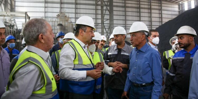 وزير قطاع العام يتفقد التشغيل التجريبي لمصنع بلوكات الأنود الكربونية بالعين السخنة بعد إنجاز المرحلة الأولى من إعادة التأهيل