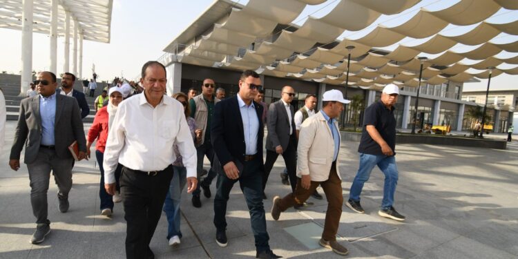 وزير الإسكان يختتم جولته اليوم بمتابعة سير العمل بمشروع حدائق “تلال الفسطاط”