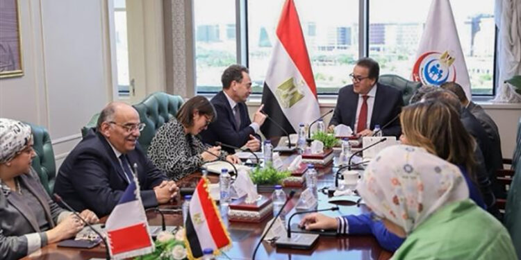 وزير الصحة يستقبل سفير فرنسا بمصر للإتفاق على تنفيذ خطة لتقديم المساعدات الإنسانية لقطاع غزة