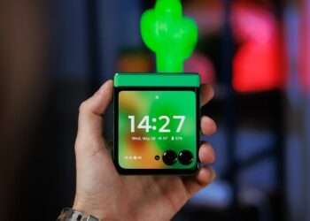 موتورولا تشعل المنافسة بهاتف فائق النحافة وبطارية خارقة