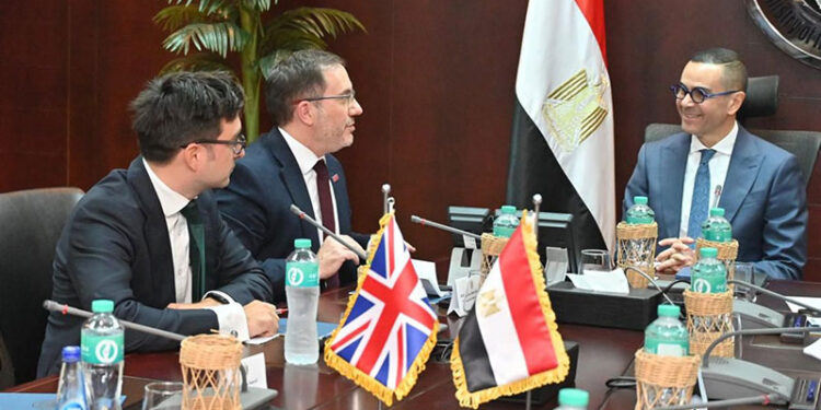 وزير الاستثمار يبحث مع السفير البريطاني بالقاهرة سبل دعم الشراكة الاقتصادية بين البلدين