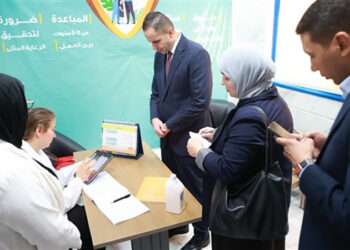 نائب وزير الصحة يتفقد مركز صحة أسرة غرب الجامعات ويوجه بصرف مكافأة للعاملين تقديرًا لأدائهم