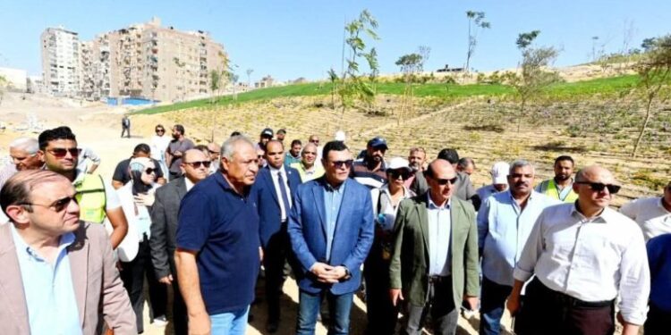 وزير الإسكان يتابع سير العمل بمشروع حدائق “تلال الفسطاط” بمنطقة مصر القديمة بالقاهرة   
