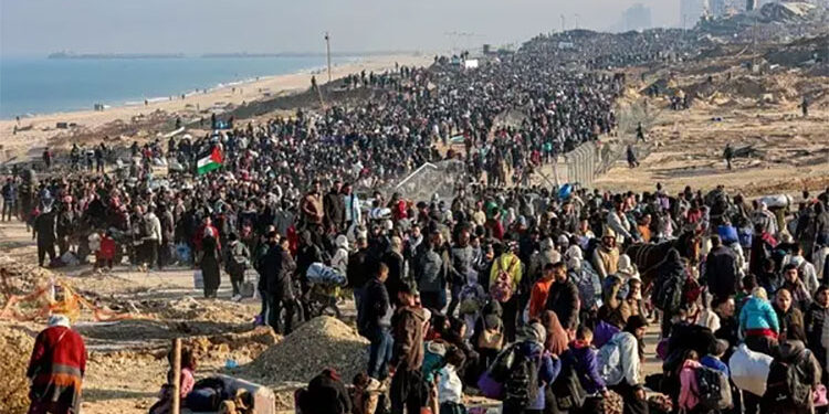 سكان غزة يصطفون على الشواطئ احتفالا بوقف إطلاق النار