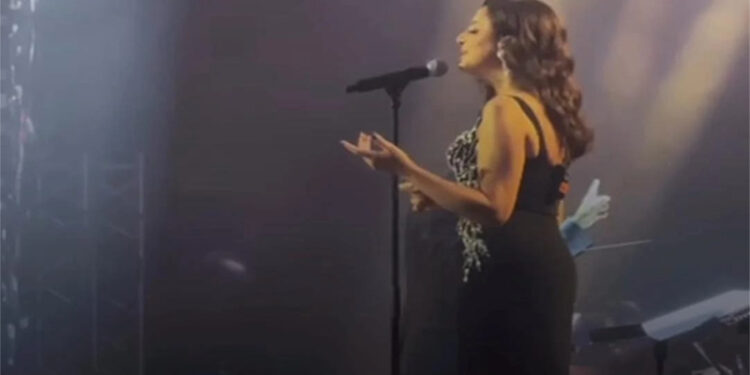 أنغام تتألق بفستان أسود مطرز فى حفل قطر