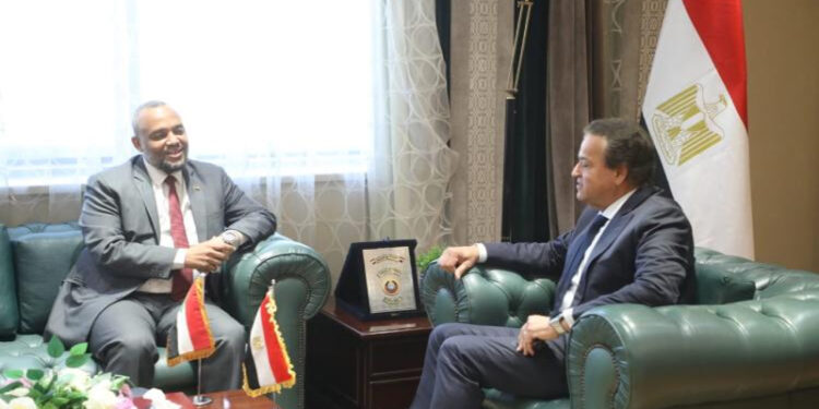 وزير الصحة يبحث مع نظيره السوداني تعزيز التعاون الصحي ودعم الشعب السوداني