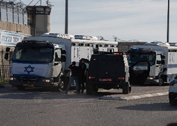 بدء إطلاق سراح 1716 أسيرا فلسطينيا من سجن عوفر لنقلهم إلى غزة