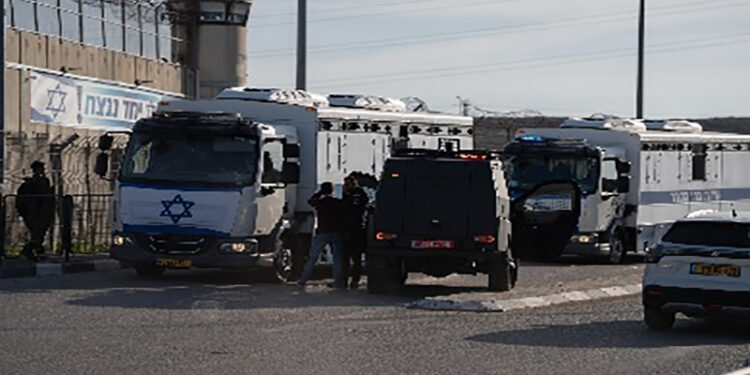 بدء إطلاق سراح 1716 أسيرا فلسطينيا من سجن عوفر لنقلهم إلى غزة