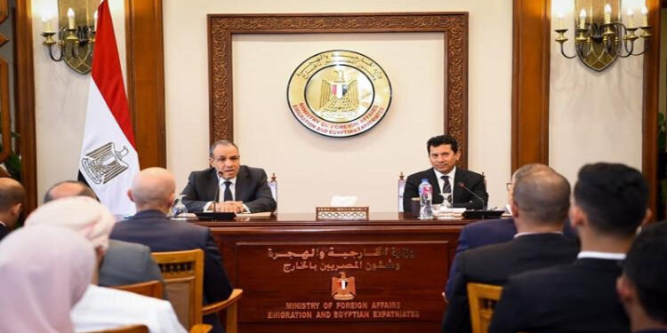 وزير الخارجية يلتقي وفد نموذج محاكاة برلمان الشباب العربي