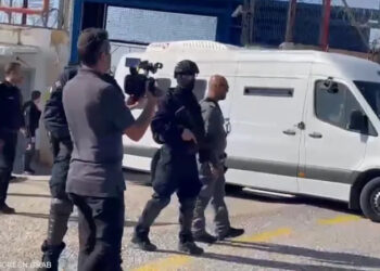 بدء نقل الأسرى الفلسطينيين المقرر الإفراج عنهم من السجون الإسرائيلية