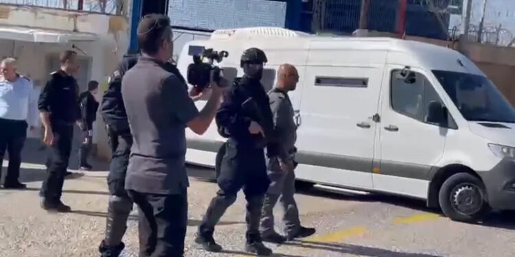 بدء نقل الأسرى الفلسطينيين المقرر الإفراج عنهم من السجون الإسرائيلية