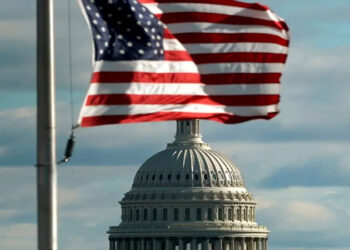 إغلاق الحكومة الأمريكية: أزمة سياسية جديدة تهدد الموظفين الفيدراليين والاقتصاد