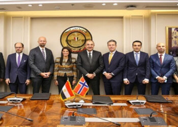 وزيرا قطاع الأعمال والتخطيط وسفير النرويج يشهدون توقيع خطابات مشروع “دندرة” للطاقة الشمسية