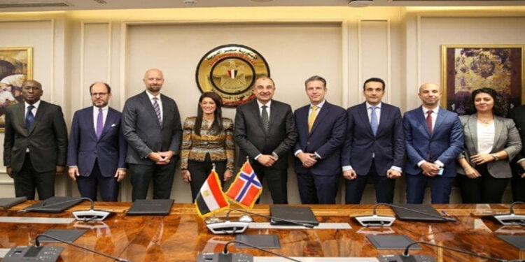 وزيرا قطاع الأعمال والتخطيط وسفير النرويج يشهدون توقيع خطابات مشروع “دندرة” للطاقة الشمسية