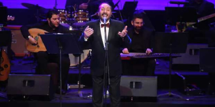 علي الحجار يغني لفلسطين في حفل مسرح البالون