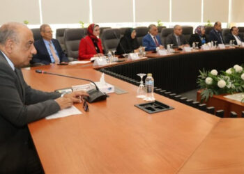 وزير الكهرباء يجتمع بمجموعة العمل والاستشاري العالمي لمراجعة خطة إعادة الهيكلة للشركات التابعة