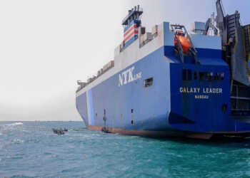 الحوثيون يُهاجمون سفينة هولندية في خليج عدن ويُهدّدون شركات نفط أمريكية