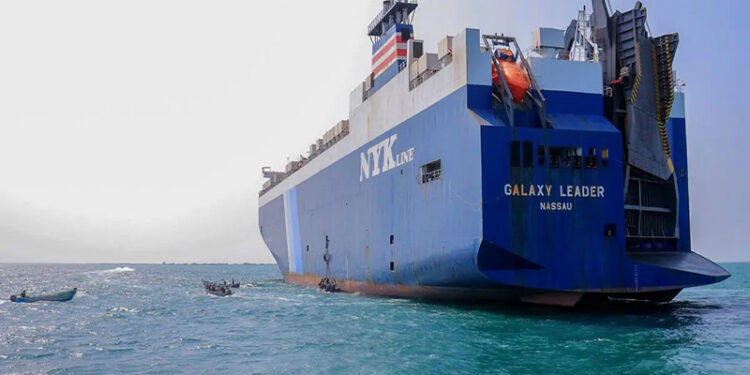 الحوثيون يُهاجمون سفينة هولندية في خليج عدن ويُهدّدون شركات نفط أمريكية