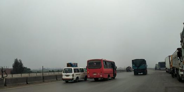 غلق طريق الإسكندرية القاهرة الصحراوى بسبب الشبورة الكثيفة بطريق محور أبو ذكرى