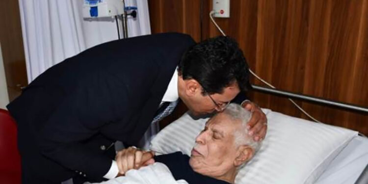 وزير الرياضة يطمئن على الحالة الصحية للكابتن حسن شحاته