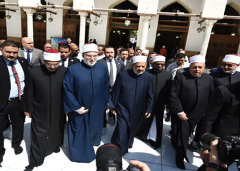 الإمام الأكبر يصل الجامع الأزهر لأداء صلاة الجنازة على الدكتور أحمد عمر هاشم