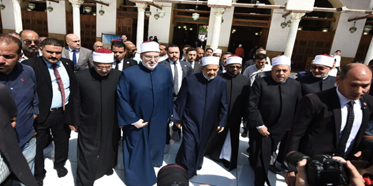 الإمام الأكبر يصل الجامع الأزهر لأداء صلاة الجنازة على الدكتور أحمد عمر هاشم