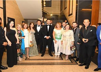 ليلي علوي تهنئ هاني رمزي بزفاف نجله