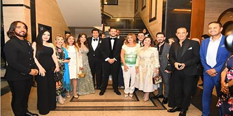 ليلي علوي تهنئ هاني رمزي بزفاف نجله