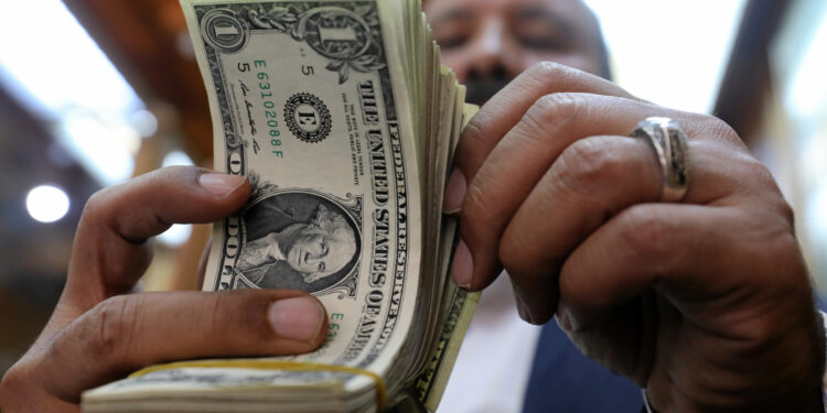 الجنيه المصري يستعيد بريقه كعملة مفضلة لتجارة الفائدة في الأسواق الناشئة