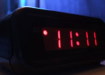 إزاي تظبط الساعة بنفسك مع تطبيق التوقيت الشتوي