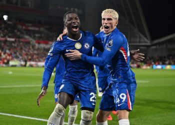 BRENTFORD, ENGLAND - SEPTEMBER 13: Moises Caicedo of Chelsea celebrates scoring his team's second goal with teammate Alejandro Garnacho during the Premier League match between Brentford and Chelsea at Gtech Community Stadium on September 13, 2025 in Brentford, England. (Photo by Darren Walsh/Chelsea FC via Getty Images) تشيلسي يواجه وولفرهامبتون الليلة فى كأس الرابطة الإنجليزية
