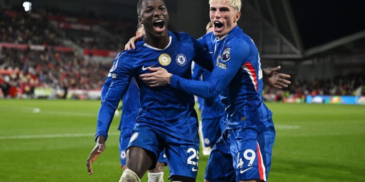 BRENTFORD, ENGLAND - SEPTEMBER 13: Moises Caicedo of Chelsea celebrates scoring his team's second goal with teammate Alejandro Garnacho during the Premier League match between Brentford and Chelsea at Gtech Community Stadium on September 13, 2025 in Brentford, England. (Photo by Darren Walsh/Chelsea FC via Getty Images) تشيلسي يواجه وولفرهامبتون الليلة فى كأس الرابطة الإنجليزية