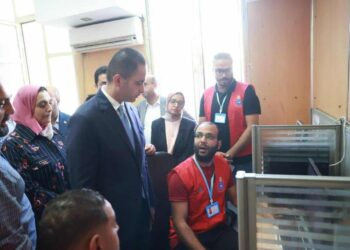 نائب وزير الصحة والسكان يتفقد غرفة الخط الساخن (137) بالإسكندرية