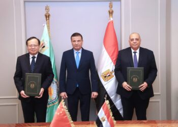 وزير الزراعة يشهد توقيع بروتوكول تعاون بين “بحوث الصحراء” و”الأكاديمية الصينية للعلوم” لتبادل الخبرات وتدريب الكوادر الأفريقية
