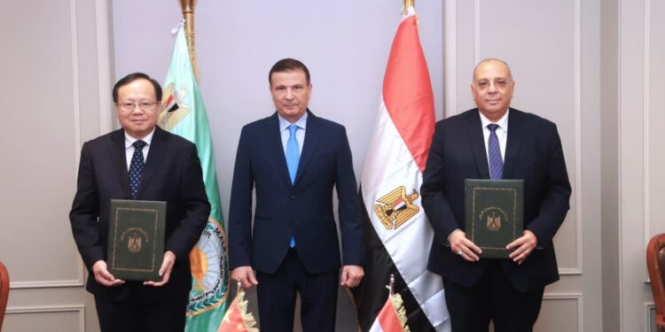 وزير الزراعة يشهد توقيع بروتوكول تعاون بين “بحوث الصحراء” و”الأكاديمية الصينية للعلوم” لتبادل الخبرات وتدريب الكوادر الأفريقية