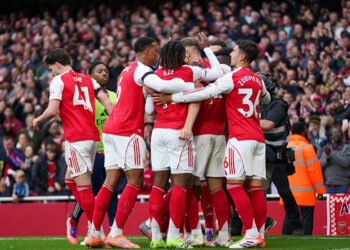 أرسنال يتصدر الدوري الإنجليزي