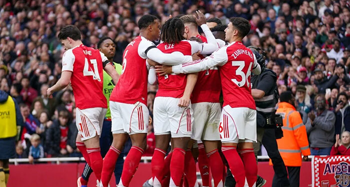 أرسنال يتصدر الدوري الإنجليزي