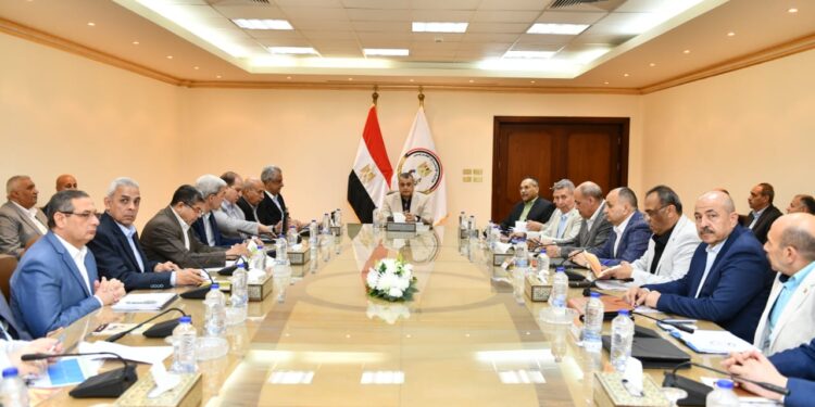 وزير الإنتاج الحربي يتابع مع رؤساء الشركات موقف المشروعات الجاري تنفيذها