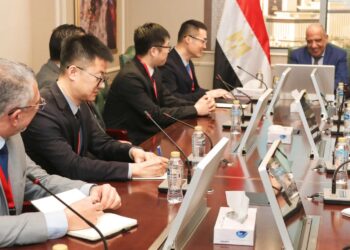 وزير الكهرباء يبحث مع شركة هواوي الصينية العمل المشترك وتعزيز التعاون في مجالات تخزين الطاقة