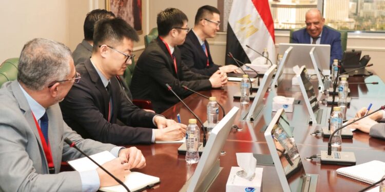 وزير الكهرباء يبحث مع شركة هواوي الصينية العمل المشترك وتعزيز التعاون في مجالات تخزين الطاقة