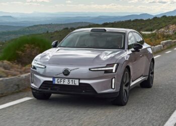 فولفو تكشف عن سيارتها الكهربائية الفاخرة ES90 بسعر يبدأ من 71,990 يورو