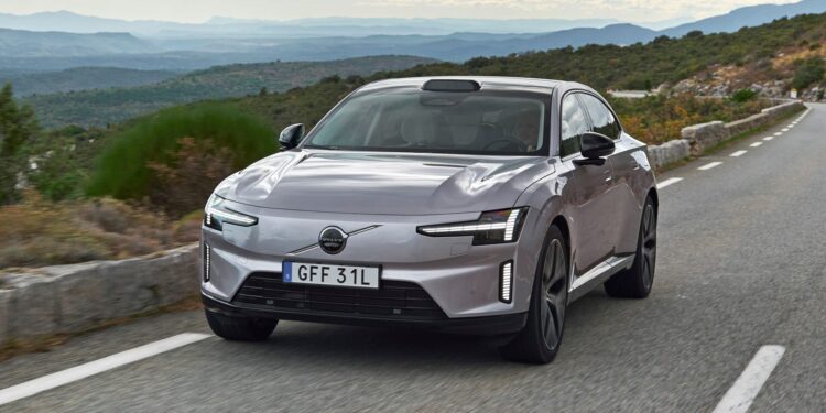 فولفو تكشف عن سيارتها الكهربائية الفاخرة ES90 بسعر يبدأ من 71,990 يورو