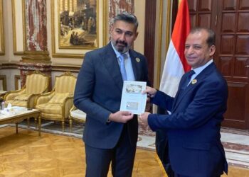 الفنان ياسر جلال يتسلّم كارنيه عضوية الشيوخ