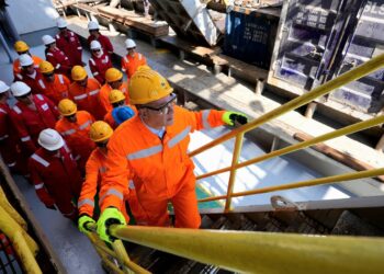 وزير البترول يتفقد الحفار البحري (القاهر-2) استعدادًا لحفر بئر جديدة لإيني الإيطالية في البحر المتوسط