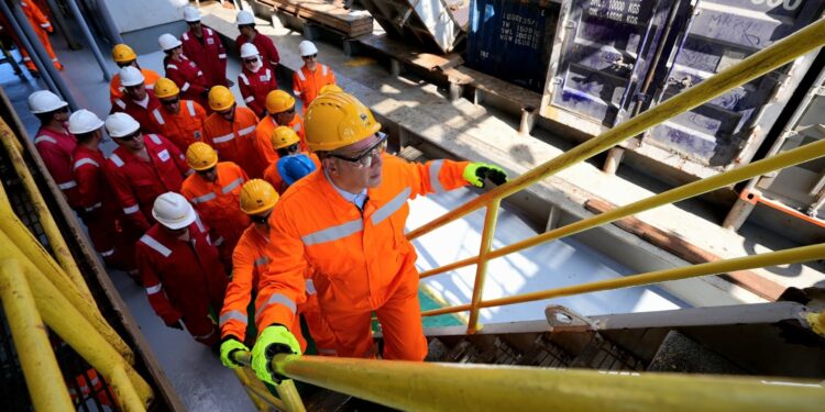 وزير البترول يتفقد الحفار البحري (القاهر-2) استعدادًا لحفر بئر جديدة لإيني الإيطالية في البحر المتوسط