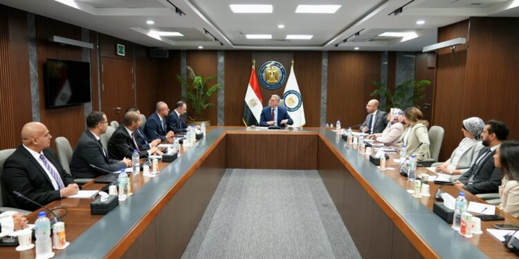 وزير البترول والثروة المعدنية يلتقي مجموعة من كوادر الإدارة المتوسطة والشابة