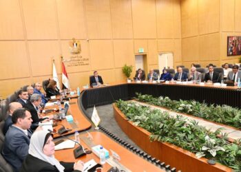 وزير الإسكان يعقد اجتماعا لمتابعة المشروعات السكنية بعددٍ من المدن والمحافظات