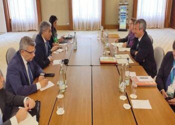 وزير السياحة يجتمع مع رئيس لجنة السياحة في البرلمان الألماني “البوندستاج”