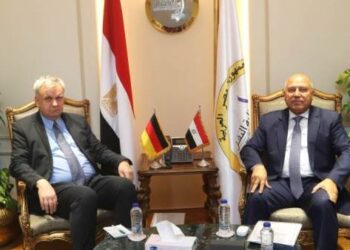 وزير الصناعة والنقل يبحث مع سفير ألمانيا بالقاهرة سبل تعزيز التعاون المشترك